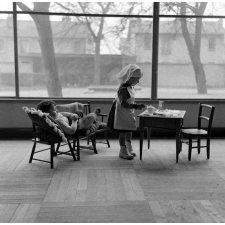 Ecole maternelle de Meudon : jeux. L'infirmière et le malade...