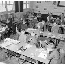 Classe de garçons en activités.