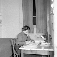 Collège d'enseignement technique pour jeunes filles. La cabine de la maîtresse d'internat du dortoir jaune.
