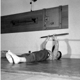 Centre de réadaptation fonctionnelle : des élèves procèdent à des exercices de rééducation physique (travail des épaules).