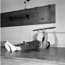 Centre de réadaptation fonctionnelle : des élèves procèdent à des exercices de rééducation physique (travail des épaules).