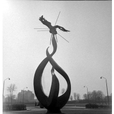 Université de Caen : La statue du Phoenix devant la faculté de Droit