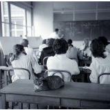 Lycée technique Jacquard : cours de technologie pratique (étude de contacteur). Elèves électriciennes de deuxième année.