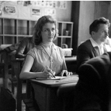 Cours secondaire : une étudiante bien attentive...