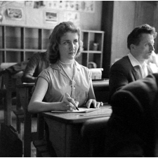 Cours secondaire : une étudiante bien attentive...