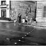 Rentrée scolaire, 1956 : enfants et parents dans la rue, se rendant à l'école