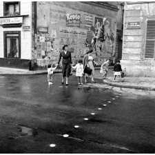 Rentrée scolaire, 1956 : enfants et parents dans la rue, se rendant à l'école