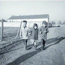 Ecole primaire. Trois élèves sur un chemin. Deux sont déguisés avec un masque.