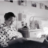 Sanatorium des étudiantes : Vence : Etudiante dans sa chambre