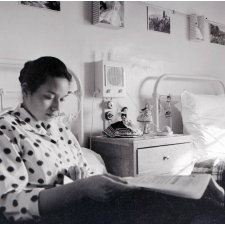Sanatorium des étudiantes : Vence : Etudiante dans sa chambre