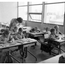 Ecole primaire Clemenceau-Oudinot : classe spéciale pour enfants amblyopes. L'institutrice aide les jeunes élèves.