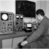 Ecole Nationale Supérieure d'Electrotechnique, d'Electronique et d'Hydraulique de Toulouse : montage d'un multivibrateur pour les travaux pratiques d'électronique.