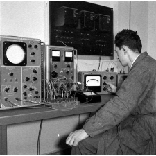Ecole Nationale Supérieure d'Electrotechnique, d'Electronique et d'Hydraulique de Toulouse : montage d'un multivibrateur pour les travaux pratiques d'électronique.