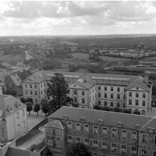 Lycée de Coutances : la façade sur la cour intérieure.