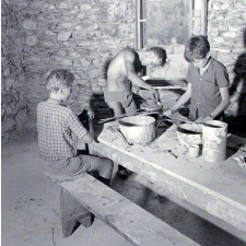 Jeunesse au plein air : colonie de Saumanes, la poterie