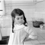 Ecole maternelle de Paris, l'enseignement ménager. Une fillette dans la cuisine.