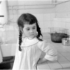 Ecole maternelle de Paris, l'enseignement ménager. Une fillette dans la cuisine.