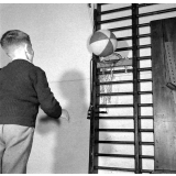 Centre de réadaptation fonctionnelle : des élèves procèdent à des exercices de rééducation physique. Le lancer de ballon.