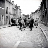 Dans les rues de Luzarches (S. & O.) : la sortie de l'école