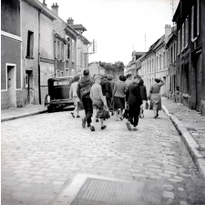 Dans les rues de Luzarches (S. & O.) : la sortie de l'école