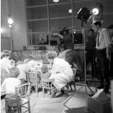 Ecole maternelle de Meudon : les élèves jouent avec une ferme miniature et sont filmés par des cameramen.