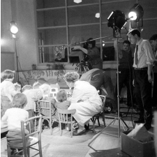 Ecole maternelle de Meudon : les élèves jouent avec une ferme miniature et sont filmés par des cameramen.