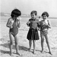 Colonie d'Erquy, oeuvres laïques de la ville de Saint-Brieuc : le goûter sur la plage.