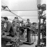Architecture scolaire Abraham, Ecole Nationale d'enseignement technique : un atelier d'apprentissage industriel. Des élèves utilisent des perceuses.