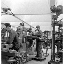 Architecture scolaire Abraham, Ecole Nationale d'enseignement technique : un atelier d'apprentissage industriel. Des élèves utilisent des perceuses.