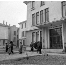 Collège d'enseignement technique pour jeunes filles. Les élèves sont devant le perron du collège.