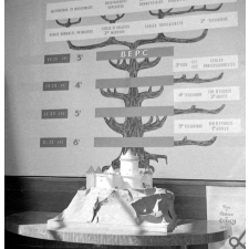 Mairie du XIVe arrondissement : exposition de travaux d'élèves. Maquette du château de Coucy. Affiche sur les filières éducatives.
