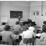 Lycée-pilote mixte de Montgeron. Des élèves pendant le cours de musique. le professeur écrit au tableau.