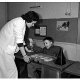 Centre de réadaptation fonctionnelle : un élève réapprend à peindre (rééducation).