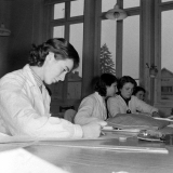 Collège d'enseignement technique pour jeunes filles. Le cours de couture. La réalisation d'un patron.