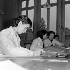 Collège d'enseignement technique pour jeunes filles. Le cours de couture. La réalisation d'un patron.