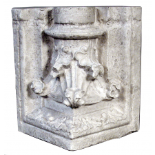 Chapiteau gothique d'angle.