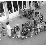 Rentrée scolaire : l'école maternelle de la rue Lamarck. Les élèves en file indienne dans la cour.
