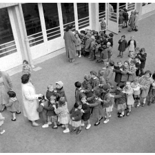 Rentrée scolaire : l'école maternelle de la rue Lamarck. Les élèves en file indienne dans la cour.
