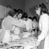 Collège d'enseignement technique pour jeunes filles. Le cours de cuisine. Les élèves préparent les couverts.