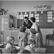 Ecole primaire, Nancy : l'inspecteur et l'institutrice sont au bureau, deux élèves présentent des travaux.