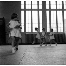 Enseignement musical et initiation rythmique, école maternelle : des élèves dansent avec des cerceaux.