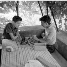 Jeunesse au plein air : colonie de Saumanes, jeux d'échecs