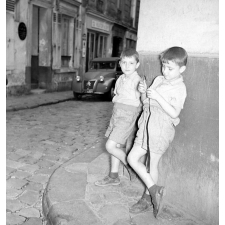 Ceux qui ne partent pas en vacances : enfants à Montmartre en été