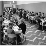 Lycée de Saint-Lô : le réfectoire des garçons à l'heure du déjeuner.