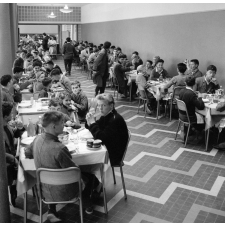 Lycée de Saint-Lô : le réfectoire des garçons à l'heure du déjeuner.