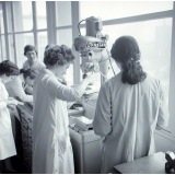 Lycée technique Jacquard : perçage de châssis sur perceuse sensitive électrique. Elèves radiotechniciennes de première année.