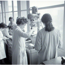 Lycée technique Jacquard : perçage de châssis sur perceuse sensitive électrique. Elèves radiotechniciennes de première année.
