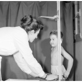 Visite médicale (cabinet mobile) à l'école primaire de Labruguière. Une infirmière pèse un élève.