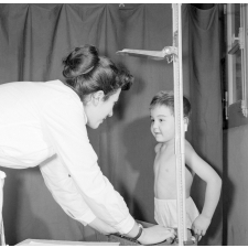Visite médicale (cabinet mobile) à l'école primaire de Labruguière. Une infirmière pèse un élève.