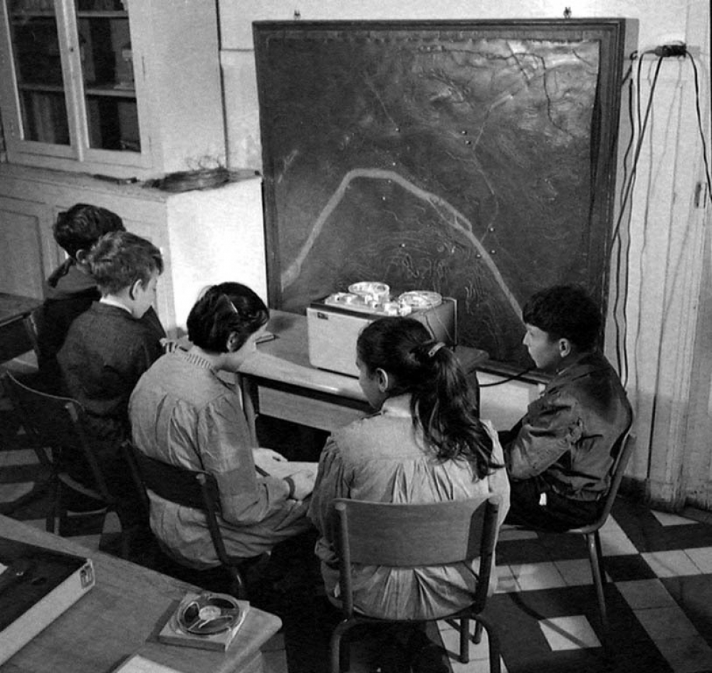 Institut départemental des Aveugles de la Seine (Ecole Braille).
 L'enseignement destiné aux aveugles. Les élèves utilisent des bandes sonores.